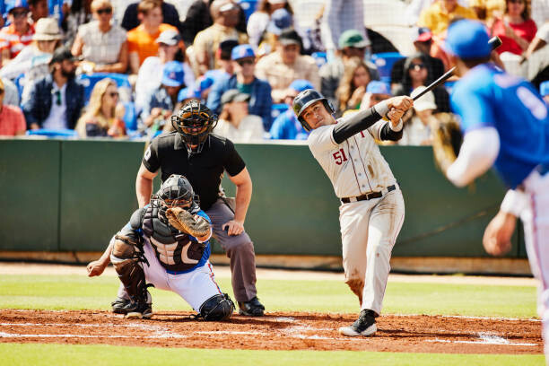 Obraz na płótnie Wide shot batter watching hit during
