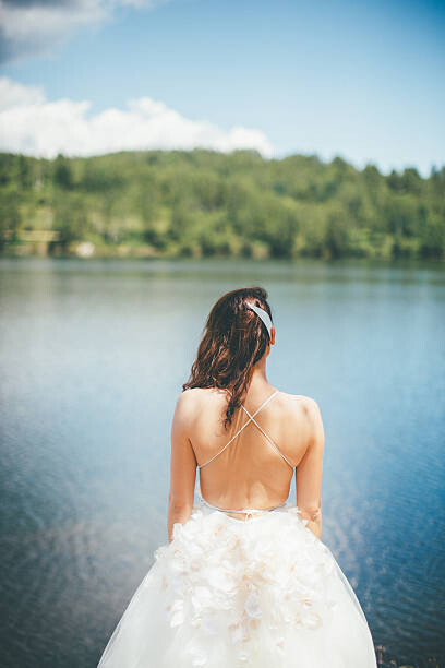 Poster Sexy back of beautiful bride by the lake