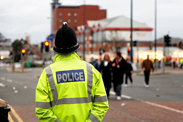 Póster British Policeman Wearing Tradtional  Helmet