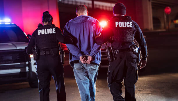 Póster Handcuffed suspect being arrested by police