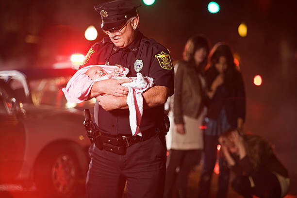 Póster Police officer rescuing a baby