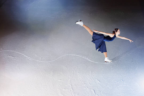 Póster Skater making edge in ice, showing path.
