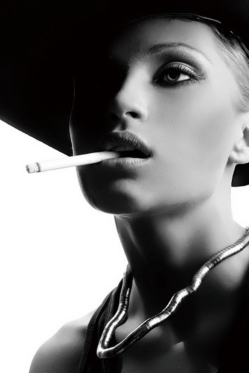 Skleněný Obraz Vášnivá žena - Kouřící žena