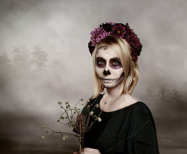 Quadro su tela Portrait of woman with sugar skull makeup