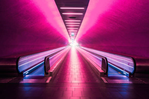 Quadro su tela Psychedelic red subway corridor in Paris