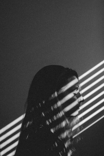 Quadro su tela Young Woman With Light Steaming on Face