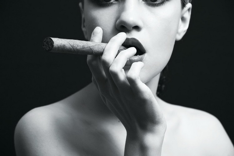 Passionate Woman - Cigar b&w Steklena slika
