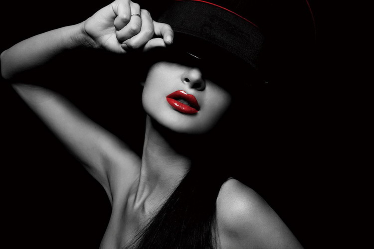 Passionate Woman - Hat and Red Lips b&w Steklena slika