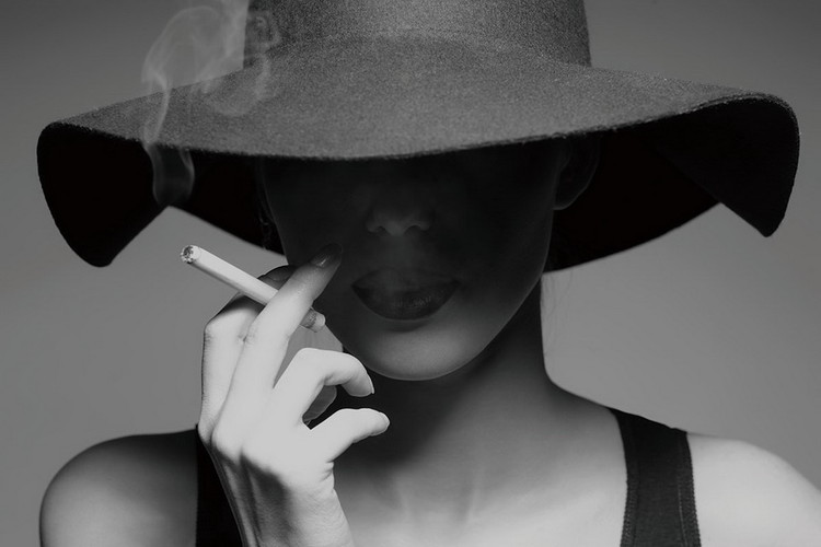 Passionate Woman - Smoking b&w Steklena slika