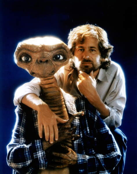 Samolepka Steven Spielberg and E.T.