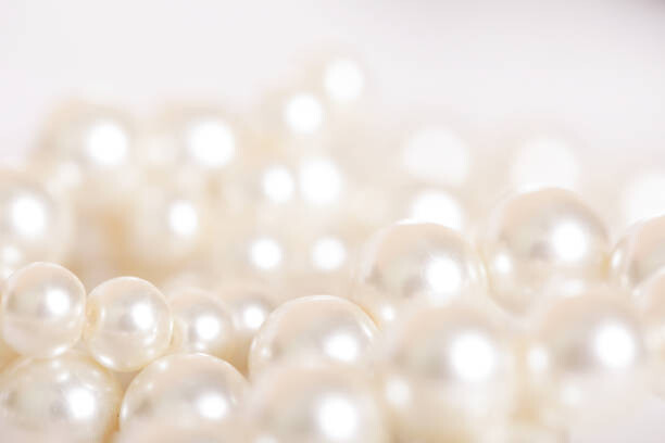 Tablou pe pânză Pile of pearls on the white background