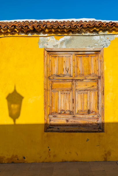 Tableau sur toile Antique spanish style old wooden window