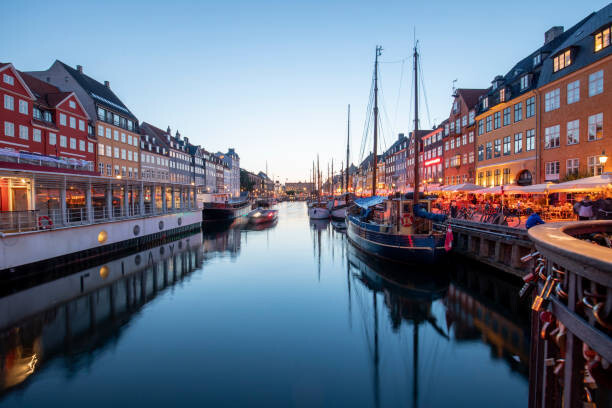 Tableau sur toile Colorful houses along the canal at