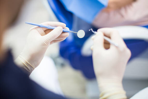 Tableau sur toile Dentist at work with tools