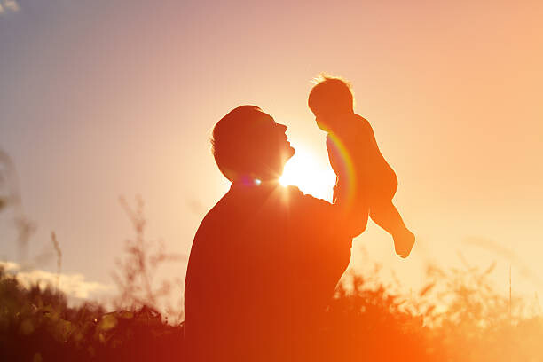 Tableau sur toile Father and little newborn daughter silhouettes