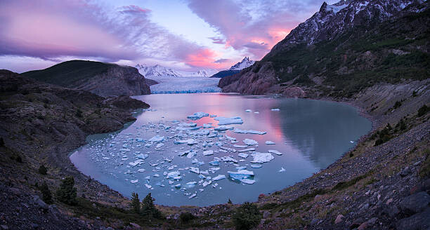 Tableau sur toile Lake and glaciar Grey in Torres del Paine