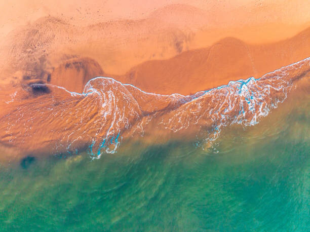 Tableau sur toile Ocean waves breaking on white sand
