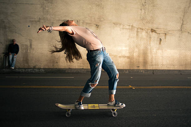 Tableau sur toile Woman skateboarding in tunnel