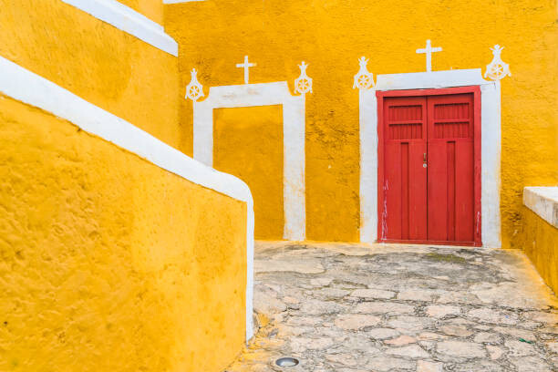 Tričko Yellow narrow alley in Izamal, Yucatan, Mexico